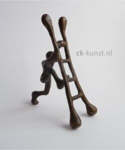 Beeld ladder in brons