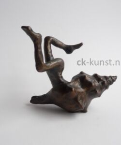 Beeld schulpspringen in brons