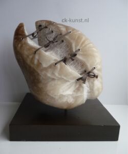 Beeld geplooid van bruine albast