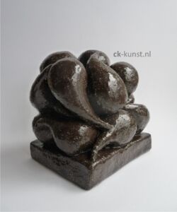 STAPELING 1 Beeld stapeling van geglazuurd aardewerk