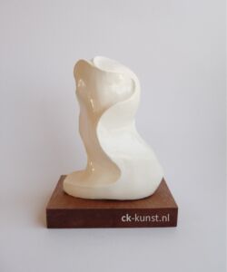 GOLVENDE Beeldje golvende van aardewerk