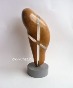 Beeld vier van speksteen en plexiglas