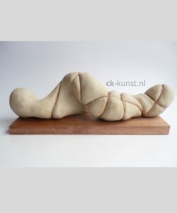 HET IS INGEWIKKELD Beeld het is ingewikkeld van aardewerk en koperdraad