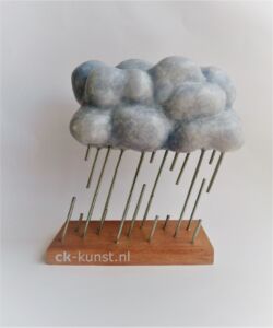 Beeld wolk van blauwe albast en metaal